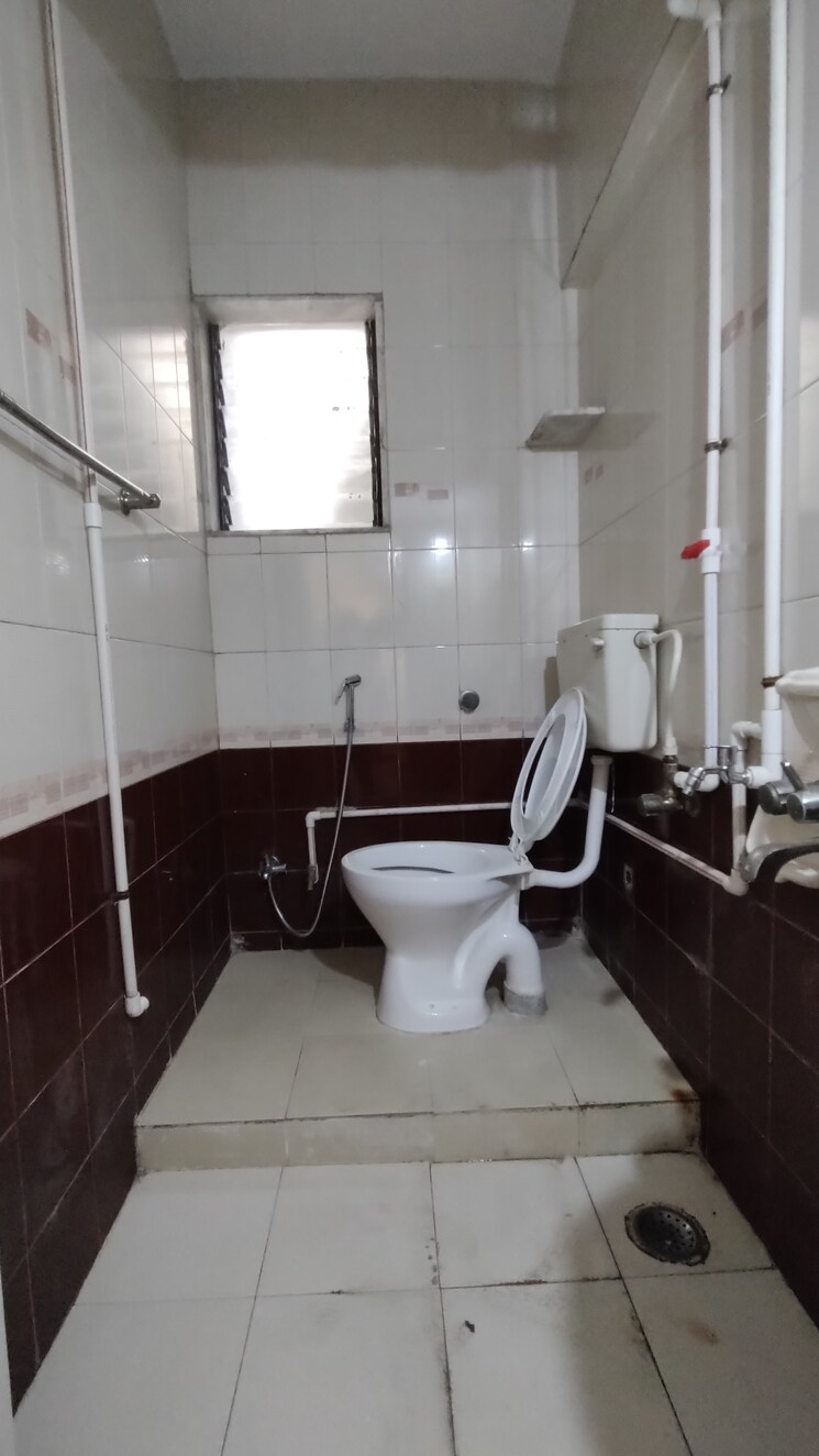 Washroom, rupa-solitaire Commercial Office Space in IT/SEZ 2440 Sq.Ft. In Kopar Khairane Navi Mumbai 9330205
