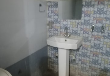 Bathroom in 2 BHK Builder Floor at Sector 25 – for Rent