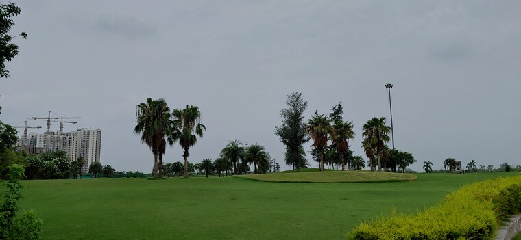 Garden, supertech-golf-country-plots  200 Sq.Yd. Plot In Sector 22b Yamuna Expressway Greater Noida 9330301