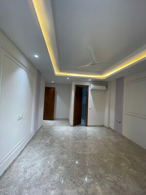 Room in 4 BHK Apartment at Sector 45 – for Sale