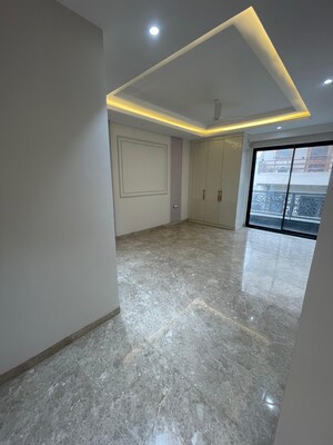 Room in 4 BHK Apartment at Sector 45 – for Sale