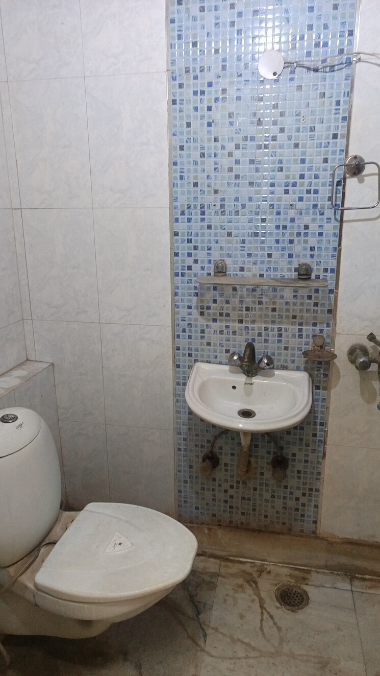 Bathroom, patel nagar 2 Bedroom 1000 Sq.Ft. Builder Floor In Patel Nagar Delhi 9330422