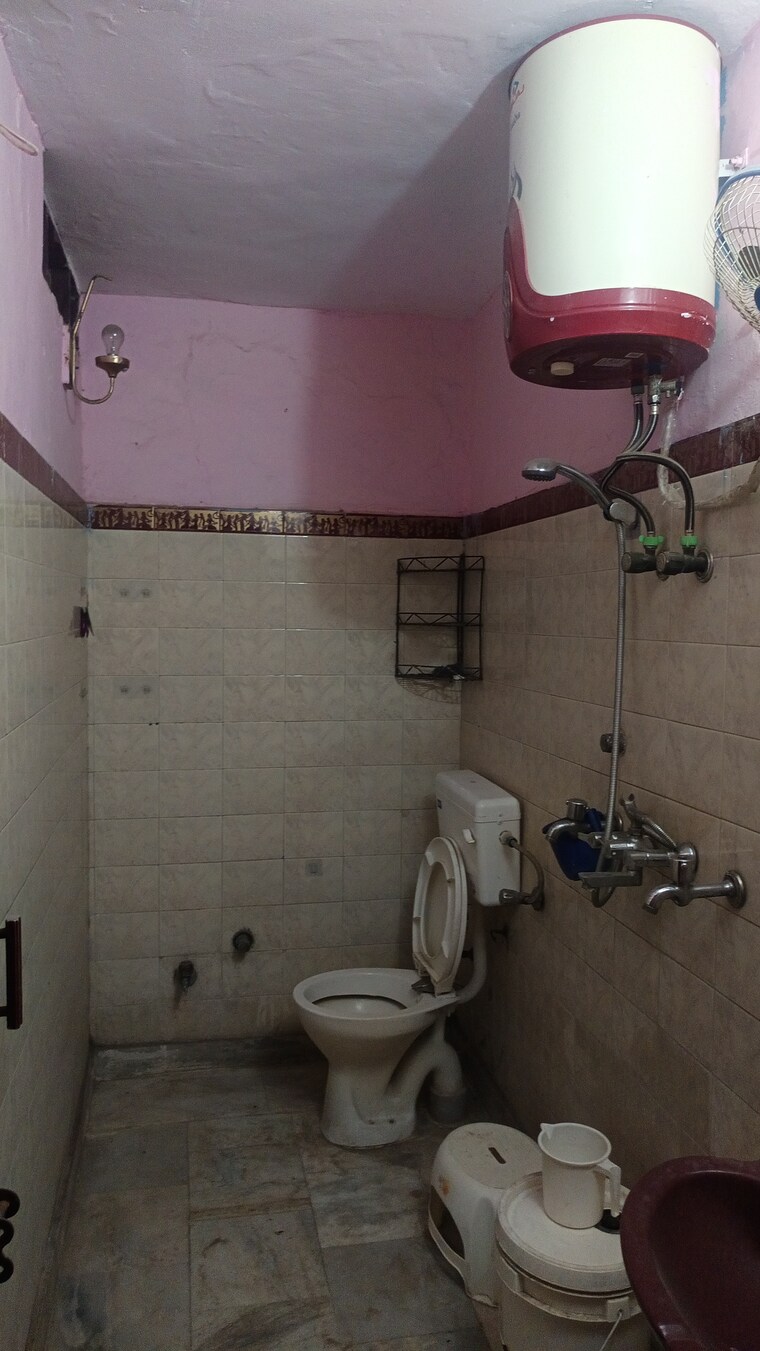 Bathroom, patel nagar 2 Bedroom 900 Sq.Ft. Builder Floor In Patel Nagar Delhi 9330426