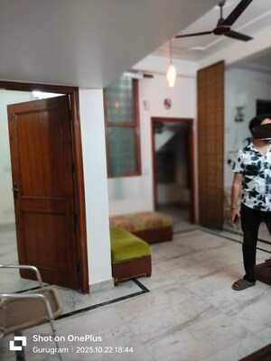 Living Room in 2.5 BHK Builder Floor at Sector 31 – for Rent