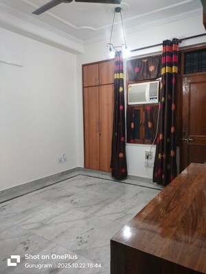 Room in 2.5 BHK Builder Floor at Sector 31 – for Rent