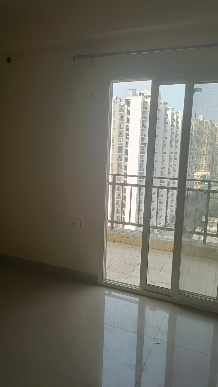 Room, aims-golf-city 2 Bedroom 1350 Sq.Ft. Apartment In Sector 75 Noida 9330444