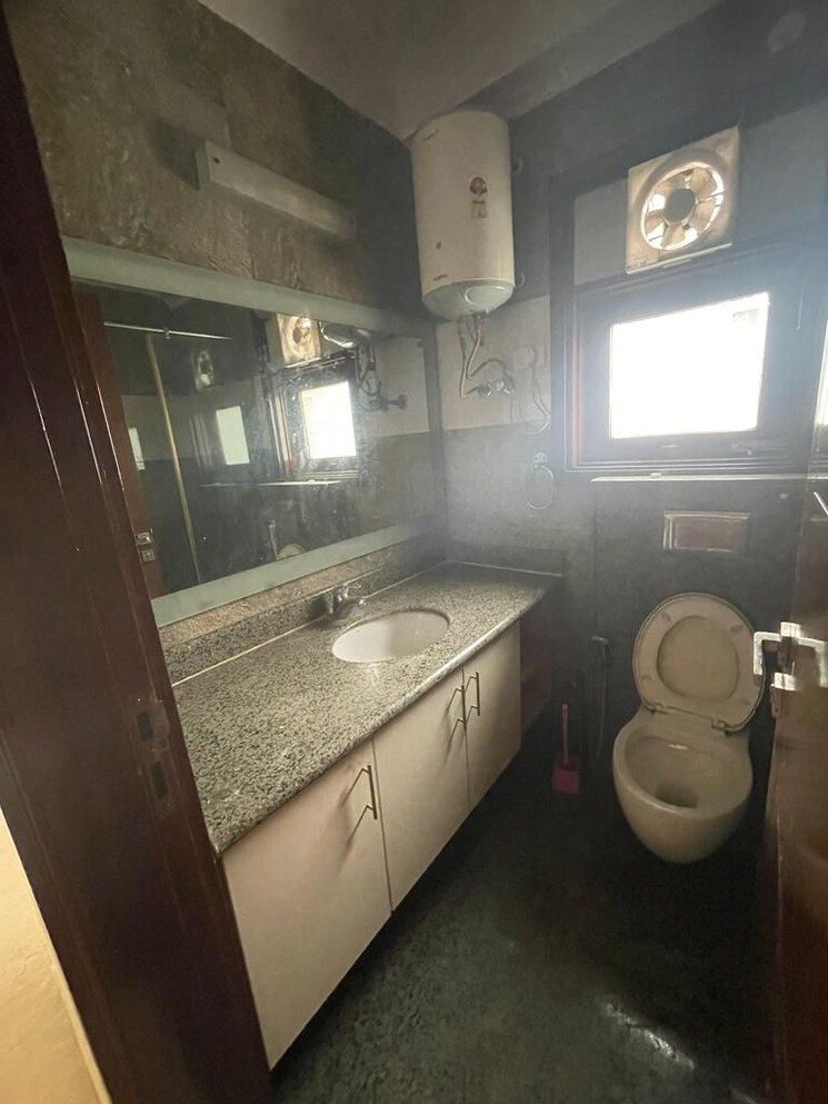 Bathroom, hauz khas 3 Bedroom 200 Sq.Yd. Builder Floor In Hauz Khas Delhi 9330446