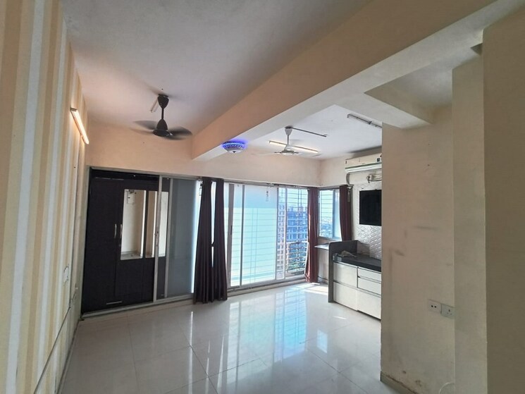Room, khar west 1 RK 250 Sq.Ft. Apartment In Khar West Mumbai 9330666