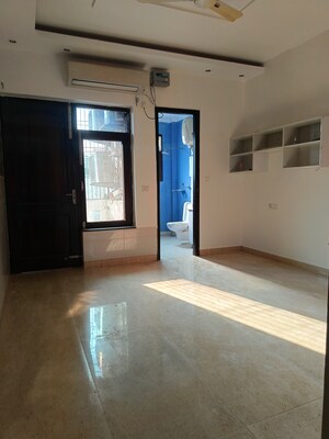 Room in 4 BHK Builder Floor at Uppal Southend, Sector 49 – for Rent