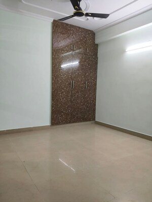 Room in 3 BHK Apartment at Amrapali Dream Valley, Tech Zone 4 Greater Noida – for Rent