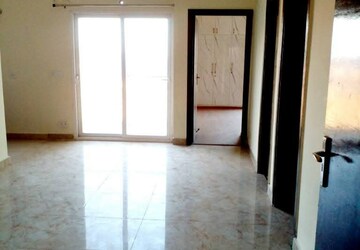 Room in 3 BHK Apartment at Amrapali Dream Valley, Tech Zone 4 Greater Noida – for Rent