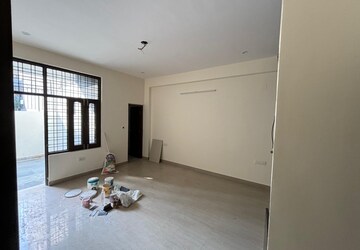 Room in 3 BHK Apartment at Unitech Uniworld City, Sector 30 – for Sale