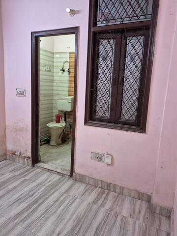 Furnished Amenities in 2.5 BHK Builder Floor at Mayur Vihar – for Sale
