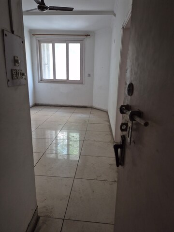 Room in 3.5 BHK Apartment at Purvasha Apartments, Patparganj – for Sale