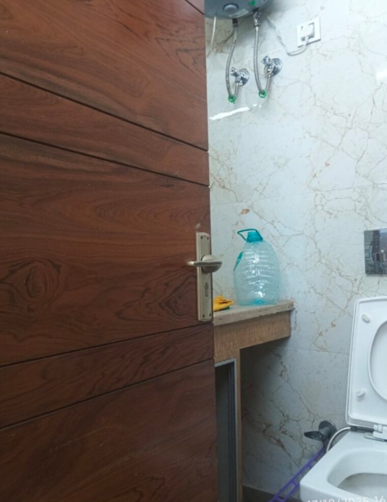 Bathroom, kalkaji 2.5 Bedroom 900 Sq.Ft. Builder Floor In Kalkaji Delhi 9331143