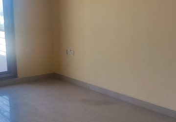 Room in 3 BHK Apartment at Amolik Sankalp, Sector 85 – for Rent
