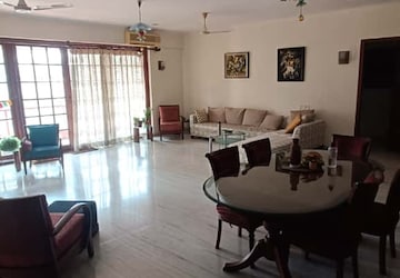Team Area in 3 BHK Apartment at Mayur Building Bandra, Bandra West – for Rent