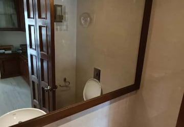 Furnished Amenities in 3 BHK Apartment at Mayur Building Bandra, Bandra West – for Rent