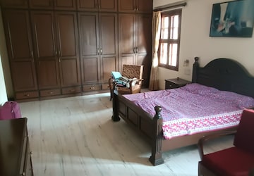 Bedroom in 3 BHK Apartment at Mayur Building Bandra, Bandra West – for Rent