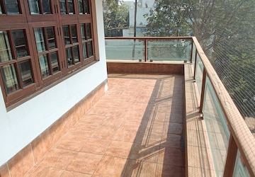Balcony in 3 BHK Apartment at Mayur Building Bandra, Bandra West – for Rent