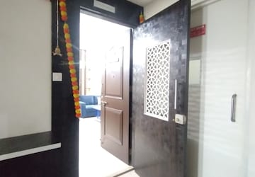 Room in 2 BHK Apartment at Majestique Towers, Kharadi – for Rent