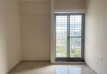 Room in 2 BHK Apartment at Majestique Towers, Kharadi – for Rent