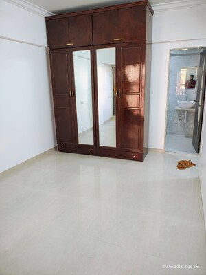 Room in 3 BHK Apartment at Neha Heena Gaurav Jewels, Goregaon East – for Rent