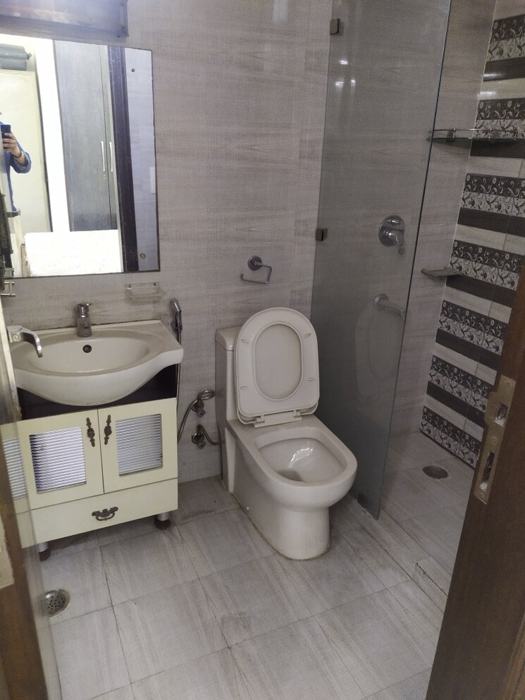 Attached Bathroom, chittaranjan park 3 Bedroom 1400 Sq.Ft. Builder Floor In Chittaranjan Park Delhi 9331379
