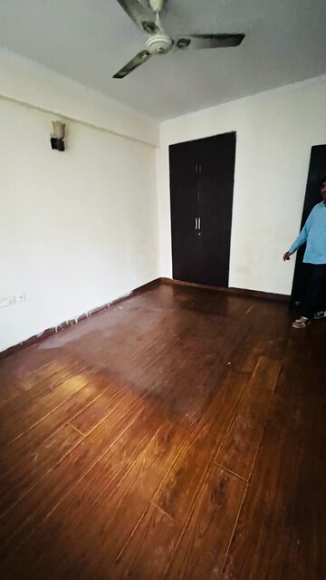 Room in 2.5 BHK Apartment at KW Srishti, Raj Nagar Extension – for Rent