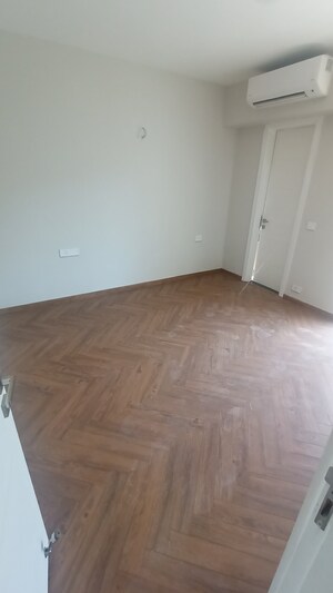 Room in 3 BHK Apartment at Signature Global City 63A, Sector 63a – for Rent