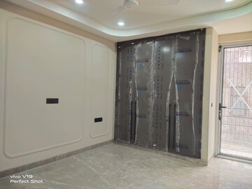 Room in 3 BHK Builder Floor at Kailash Hills – for Rent