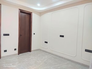 Room in 3 BHK Builder Floor at Kailash Hills – for Rent