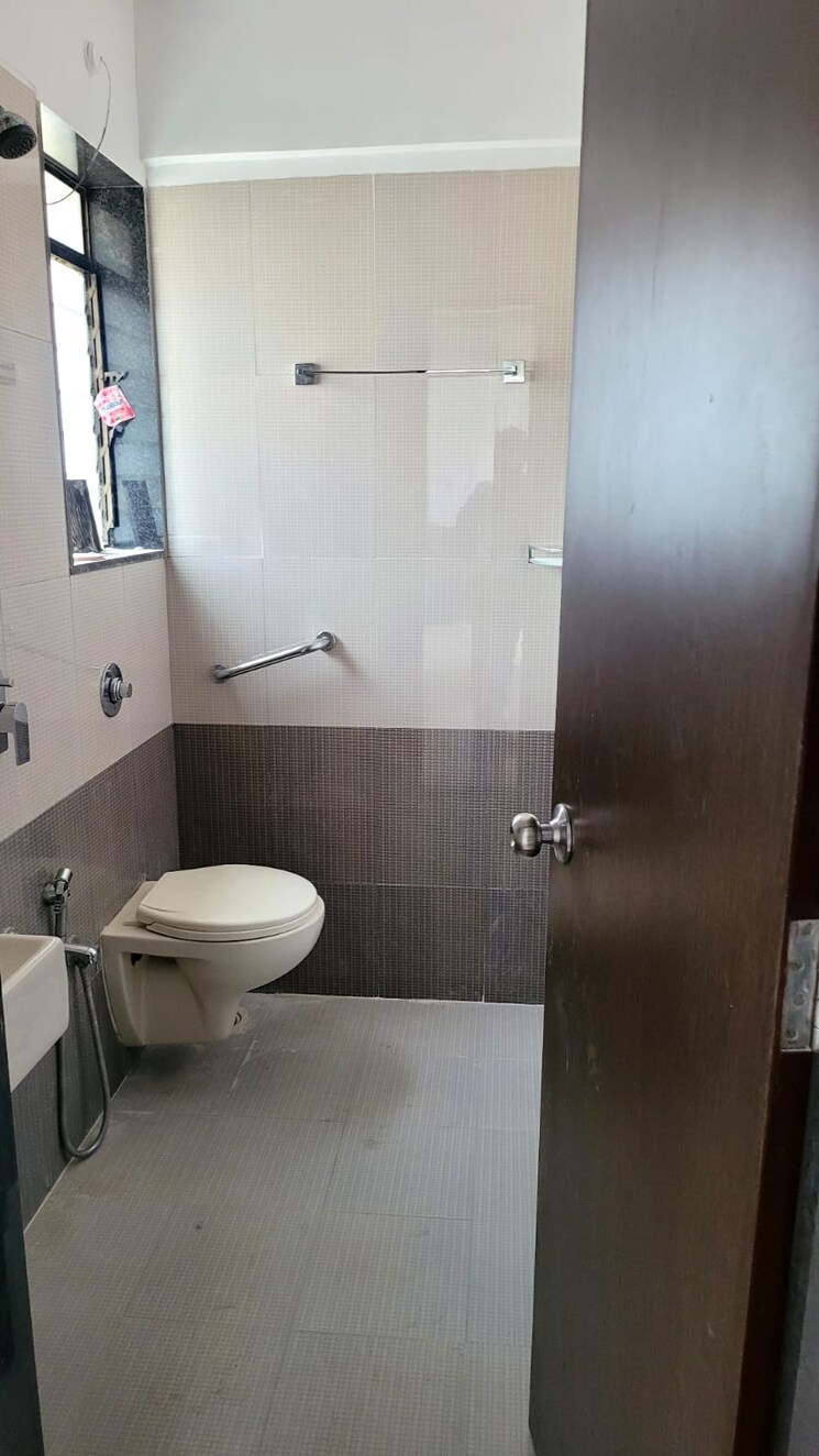 Bathroom, mohan-mansion-chs 1.5 Bedroom 580 Sq.Ft. Apartment In Chunabhatti Mumbai 9332094