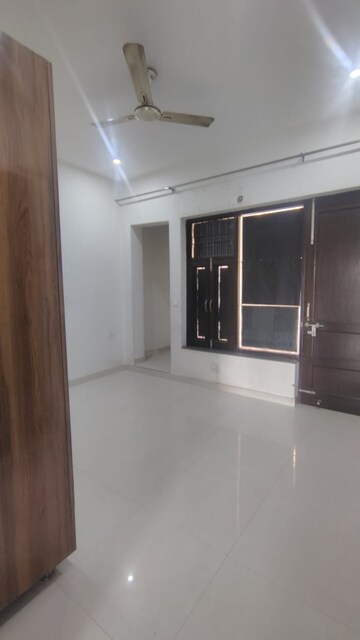 Room in 3 BHK Builder Floor at Sushant Lok 3, Sector 57 – for Rent
