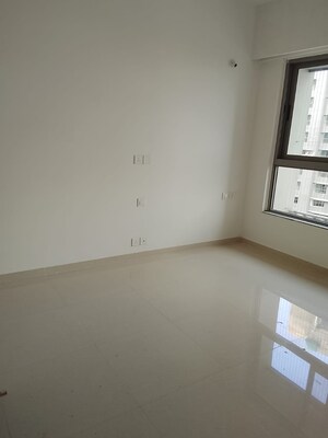 Room in 4 BHK Apartment at Kalpataru Parkcity, Kolshet Road – for Rent