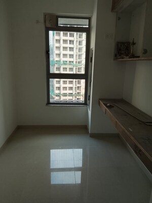 Room in 4 BHK Apartment at Kalpataru Parkcity, Kolshet Road – for Rent