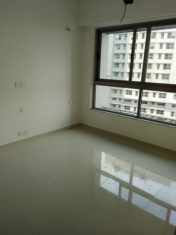 Room in 4 BHK Apartment at Kalpataru Parkcity, Kolshet Road – for Rent