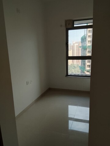 Room in 4 BHK Apartment at Kalpataru Parkcity, Kolshet Road – for Rent