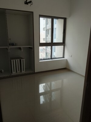 Room in 4 BHK Apartment at Kalpataru Parkcity, Kolshet Road – for Rent