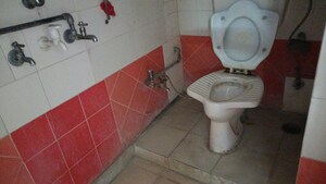 Bathroom in 1 BHK Builder Floor at Vaishali Sector 5 – for Rent