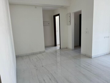 Room in 2 BHK Apartment at Indiabulls Blu, Worli – for Rent