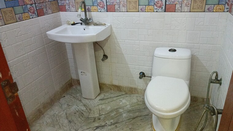 Bathroom, sector 1 vaishali 3 Bedroom 1200 Sq.Ft. Builder Floor In Sector 1 Vaishali Ghaziabad 9332693