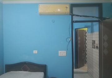 Bedroom in 1.5 BHK Apartment at Chattarpur – for Rent
