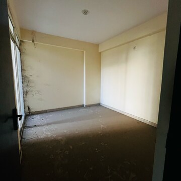 Room in 3 BHK Apartment at Proview Officer City, Sehani Khurd – for Rent