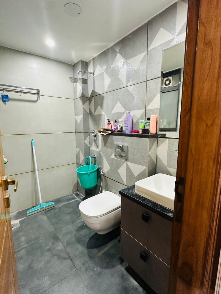 Bathroom, housing-board-colony-sector-17 2 Bedroom 800 Sq.Ft. Builder Floor In Sector 17a Gurgaon 9332957