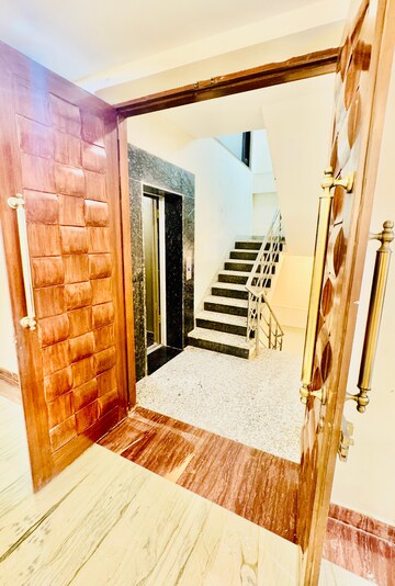 Staircase in 3 BHK Builder Floor at Vipul World Floors, Sector 48 – for Rent
