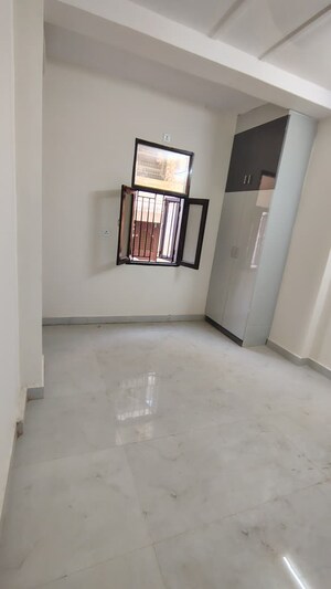 Room in 2 BHK Builder Floor at Dwarka Mor – for Rent
