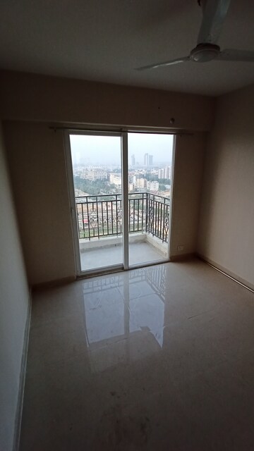 Room in 2 BHK Apartment at Signature Global Prime, Sector 63a – for Rent