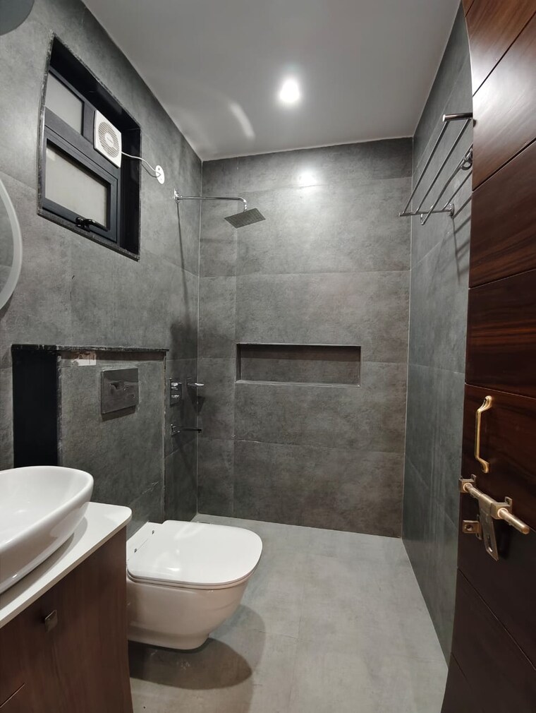 Bathroom, sector 22 3 Bedroom 2532 Sq.Ft. Builder Floor In Sector 22 Gurgaon 9334139
