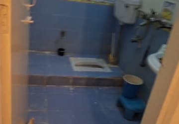 Bathroom in 1 BHK Builder Floor at Vaishali Sector 4 – for Rent